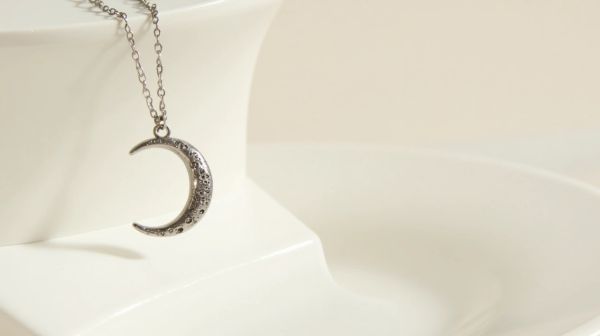 Trouver le collier lune idéal : styles et significations